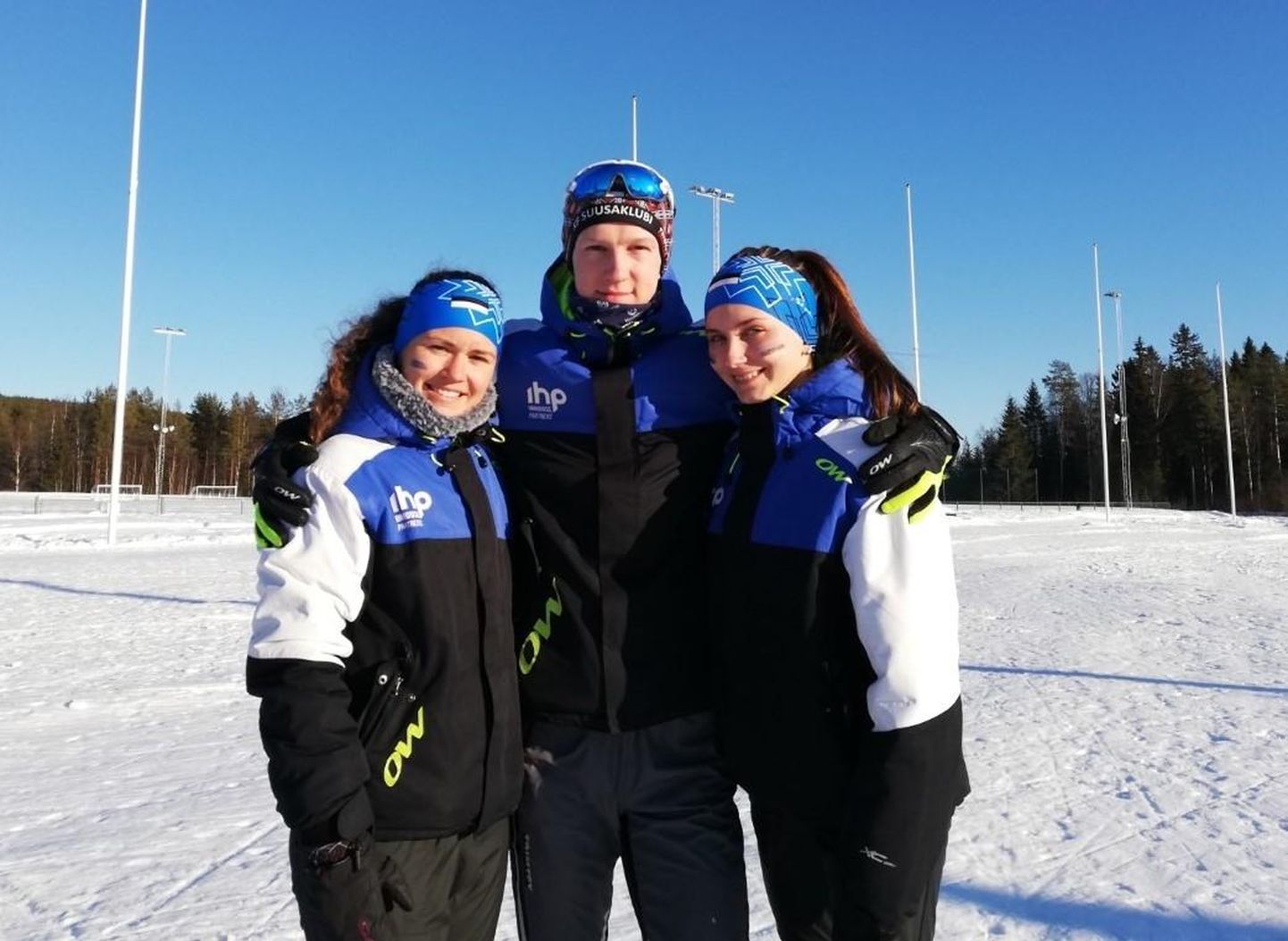 Rootsis Eesti värve esindanud Lääne-Viru suusaorienteerujad Epp Paalberg (vasakult), Sander Pritsik ja Liis-Marii Kaso kuuluvad kõik Rakvere Orienteerumisklubisse.