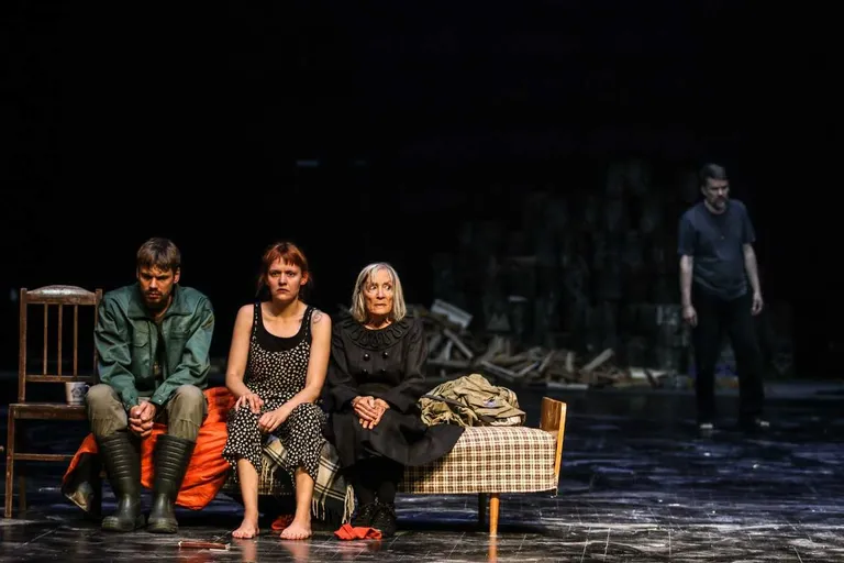 Fotod lavastusest "Ruth". Fotol Marika Palm, Ruth Zaporah, Rait Õunapuu ja Andres Noormets.