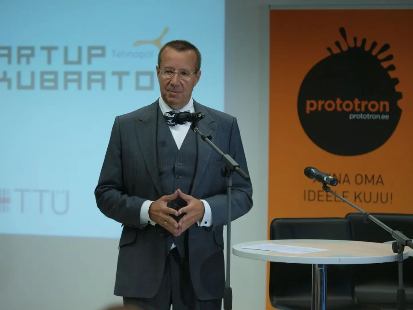 President Ilves inkubaatorit avamas