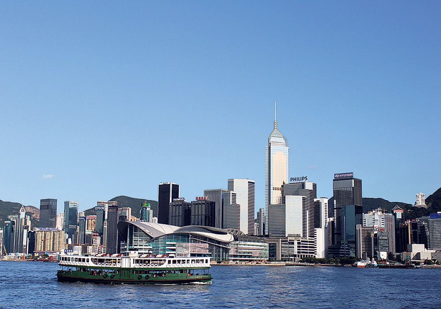 Saja-aastase laevaga üle 
väina: paremal Hongkongi kõrguselt kolmas hoone Central Plaza (78 korrust, 374 meetrit), keskel lainelise katusega konverentsikeskus.