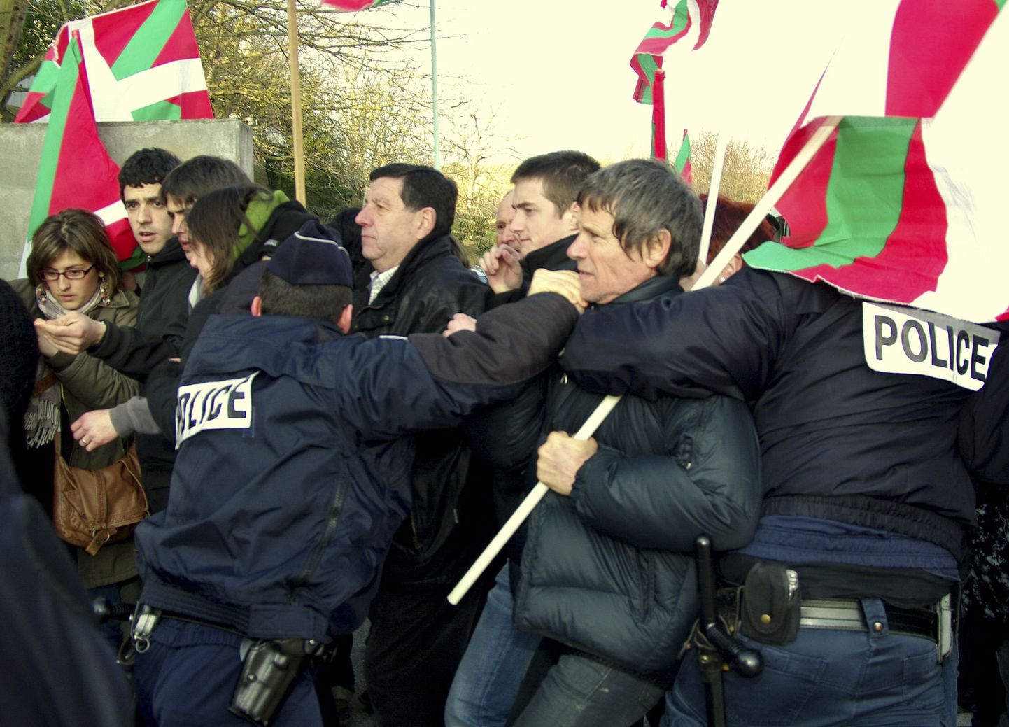 Baski aktivistid rüselevad Prantsusmaal Toulouse'is politseinikega.