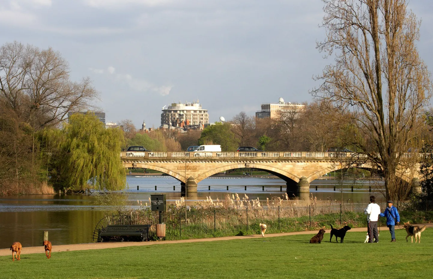 Hyde Park, vaatega Knightsbridge'ile.