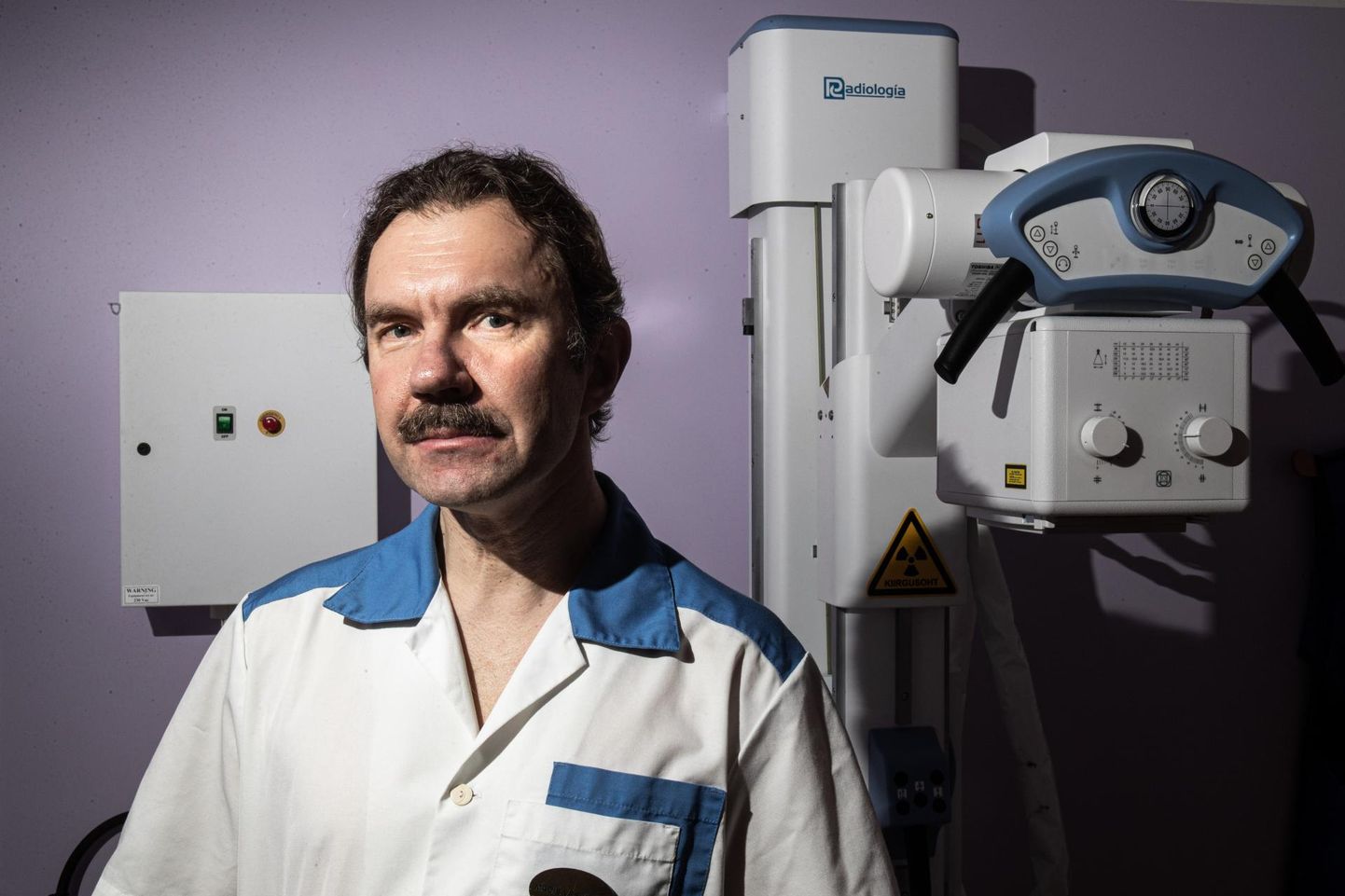 Семейный врач Мадис Вескимяги хранит в новом центре здоровья старый рентгеновский аппарат, на котором чиновники несколько лет не разрешали ему работать.