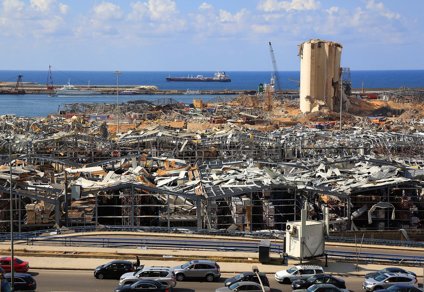 Vaade purustuatud Beiruti sadamale.