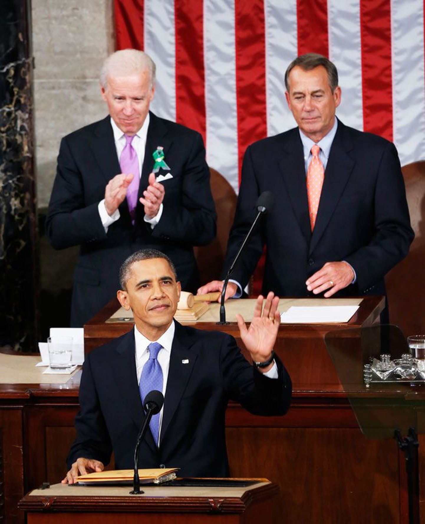 USA asepresident Joe Biden (vasakul) ja esindajatekoja spiiker John Boehner üleeile aplodeerimas president Barack Obama kõnele.