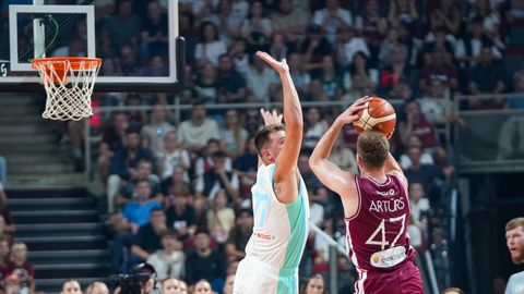 Teksta tiešraide ⟩ Latvijas basketbolisti sacenšas pret Slovēniju ar Dončiču priekšgalā