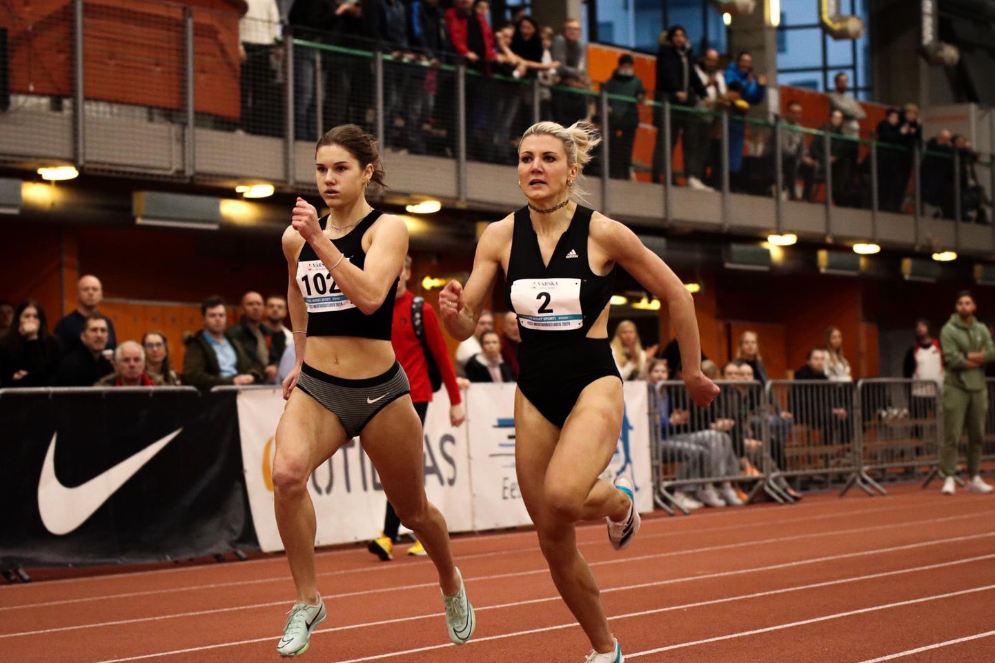 Viljandi kergejõustikuseltsi Sakala esindav Jane Roosimägi (vasakul) tõi Tallinnas Lasnamäe hallis peetud Eesti meistrivõistlustelt koju naiste 400 meetri jooksu hõbemedali.