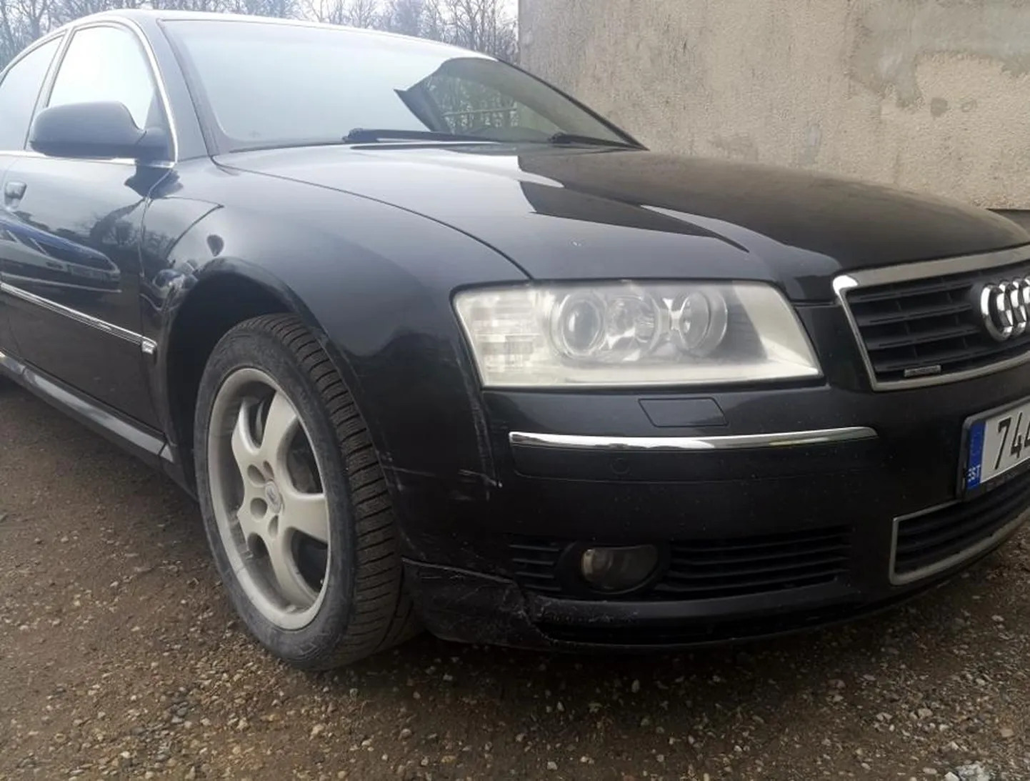 Полиция эвакуировала автомобиль Audi, который 23-летний мужчина без прав оставил у магазина в деревне Кеэни.
