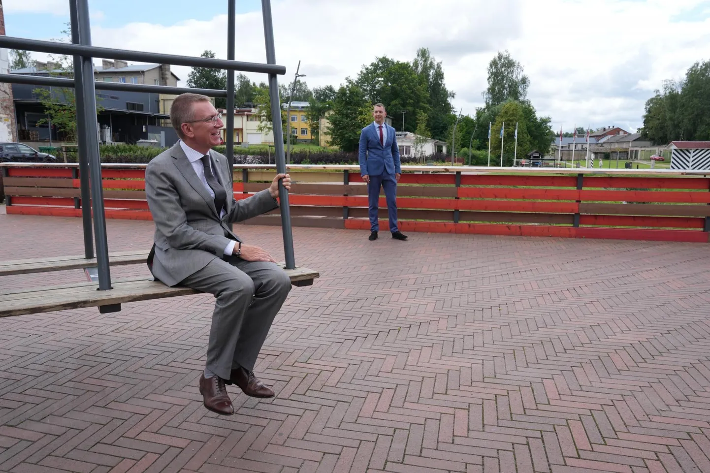 President kasutas ka võimalust istuda kiigele, millega saab kiikuda üle Läti-Eesti piiri.