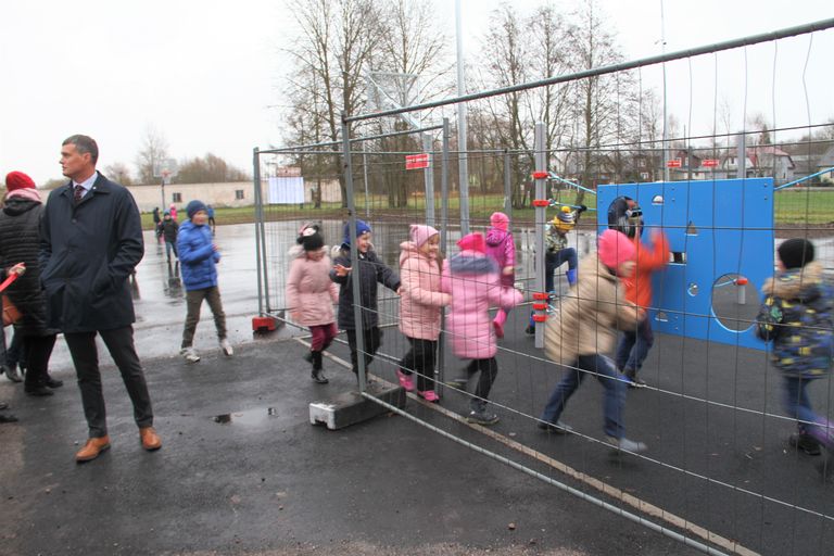 Дети буквально ворвались на новую спортивную площадку перед школой Паю.