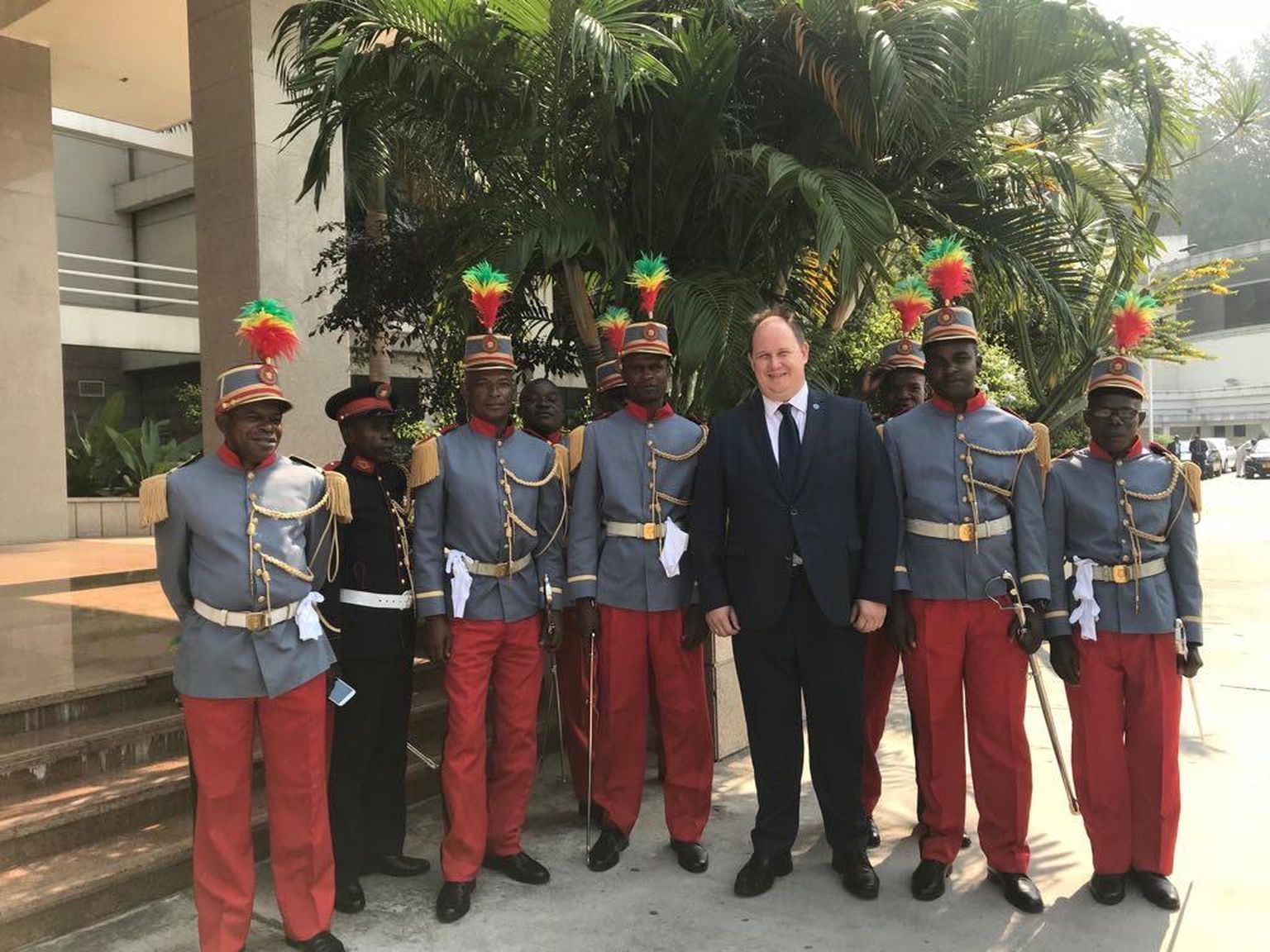 Kongo Vabariigi auvahtkond on kogunenud Daniel Schaeri (pildi keskel) ümber, et tervitada kauget külalist Eestist.