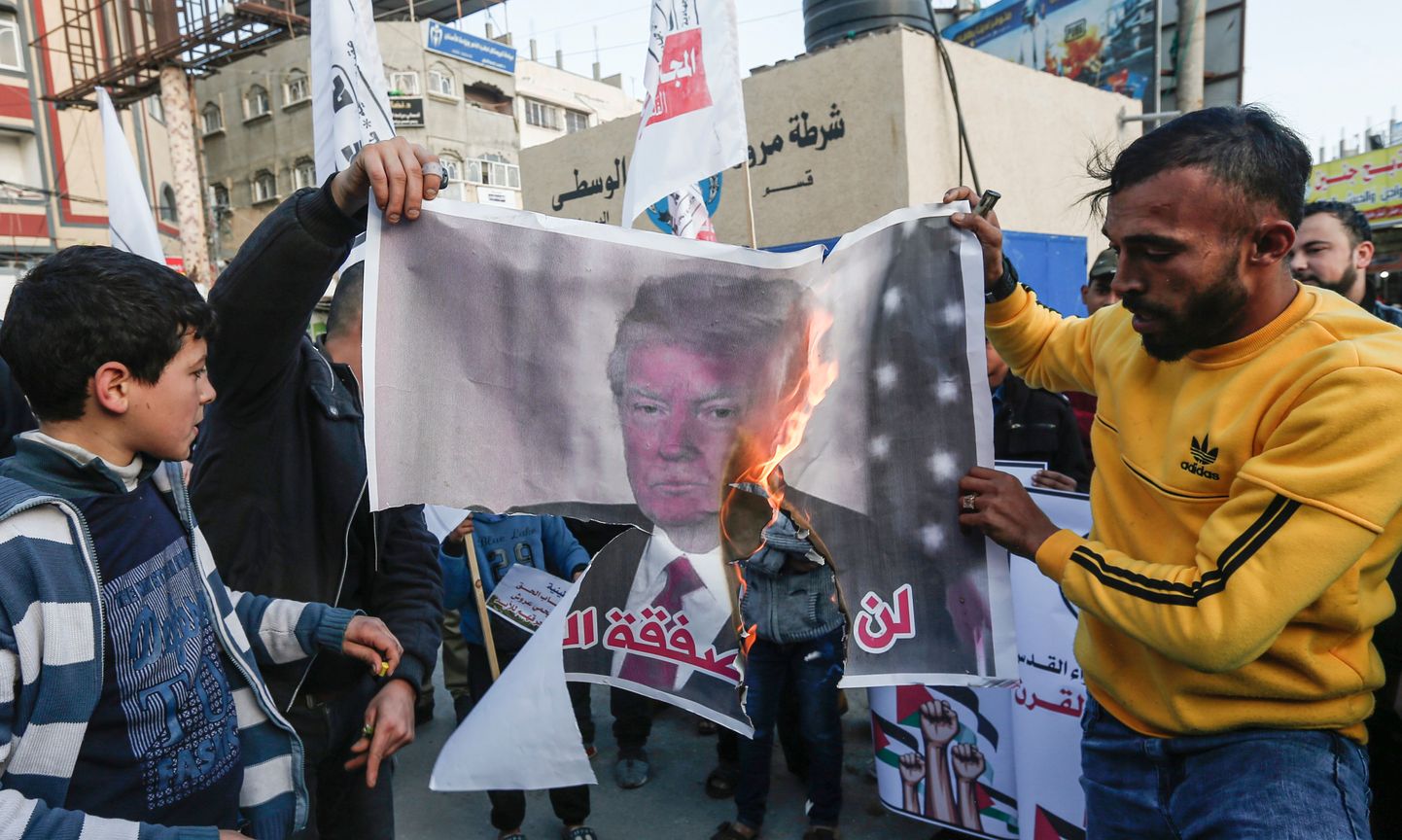 Palestīniešu demonstranti dedzina Trampa plakātus, reaģējot uz viņa Tuvo Austrumu miera plānu.