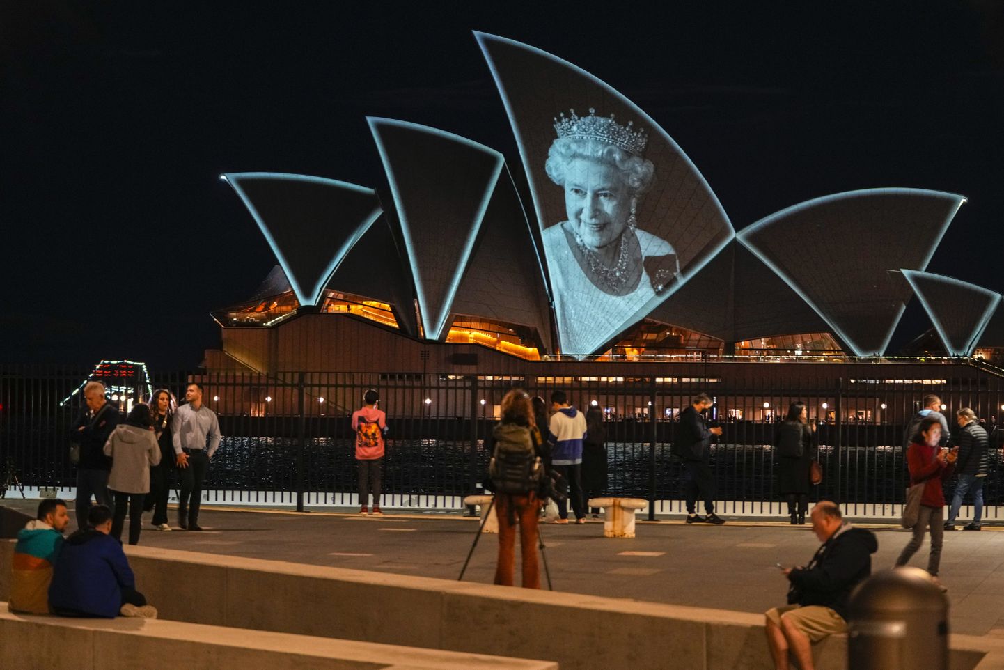Pärast kuninganna Elizabeth II surma valgustati Sydney ooperimaja eriliselt tema auks