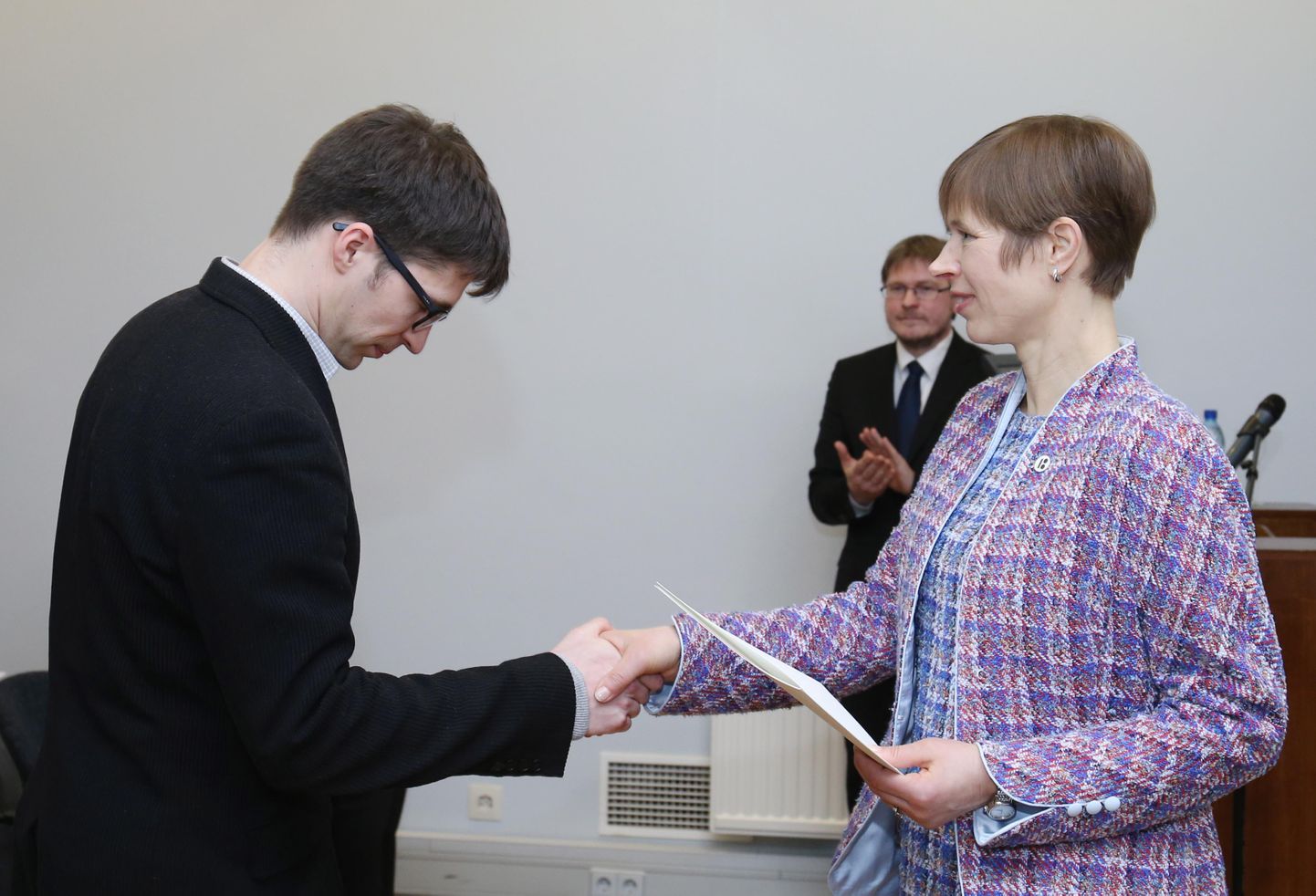 Rasmus Kask võtab president Kersti Kaljulaidilt vastu rahvaluule kogumise preemiat.