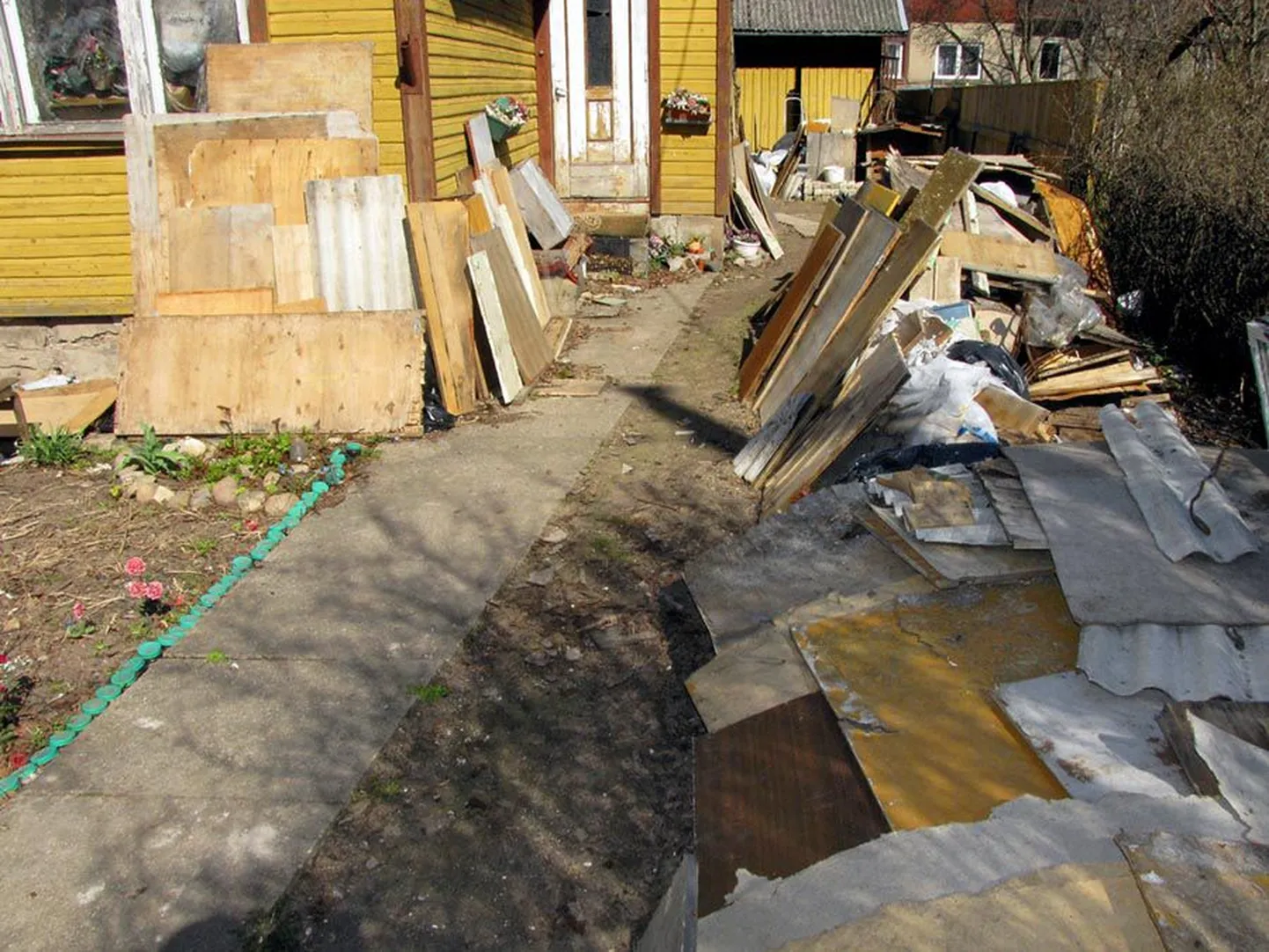 Ühe Kesk-Kaare tänava maja ümbruses kõrguvad kolakoormad.