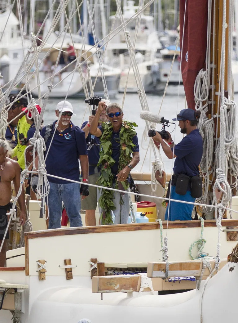 Polüneesia meresõiduühingu president ja kipper Nainoa Thompson (keskel) kanuu Hokulea pardal