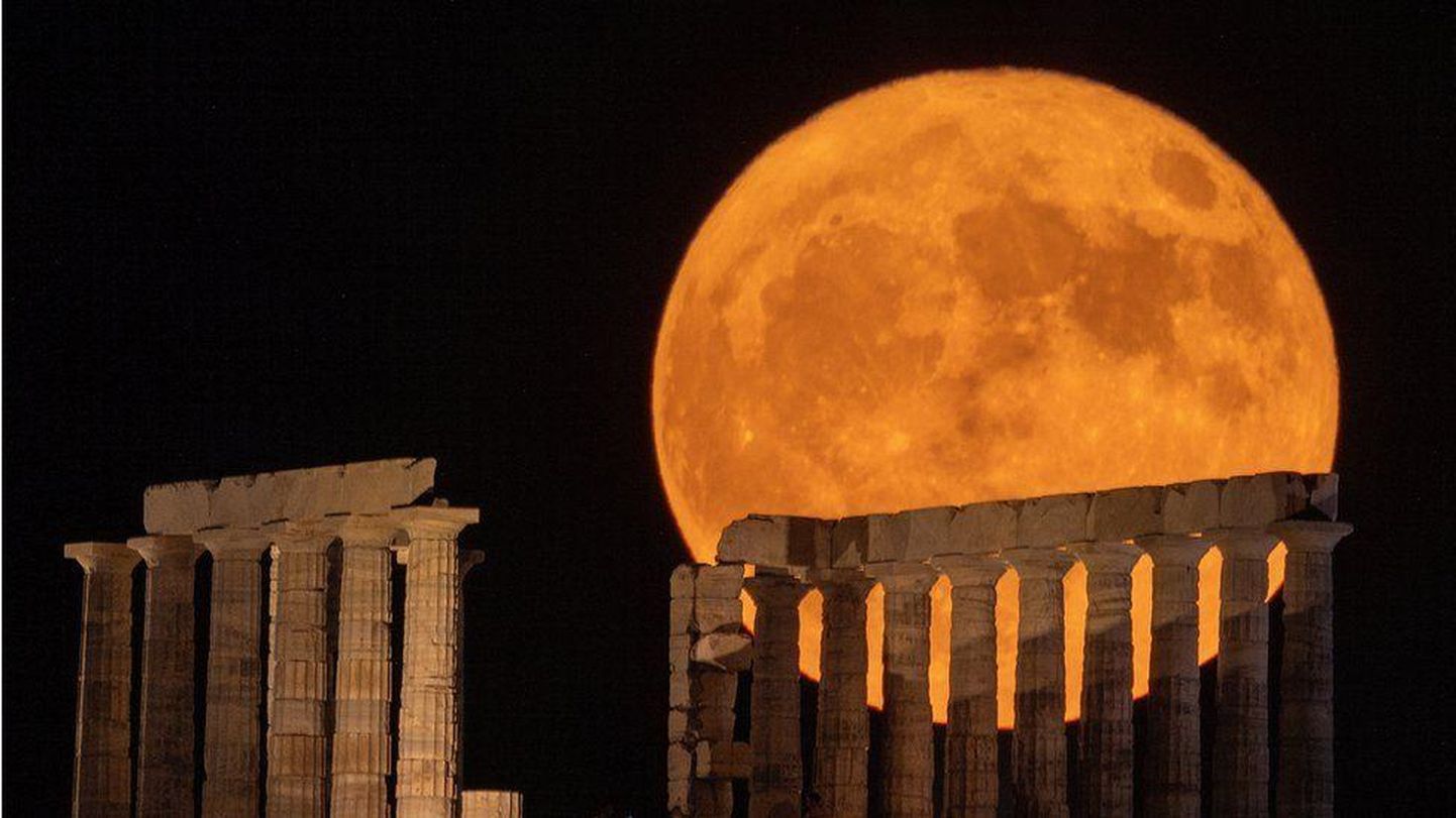 Восход луны над древним храмом Посейдона (мыс Сунион, Греция)