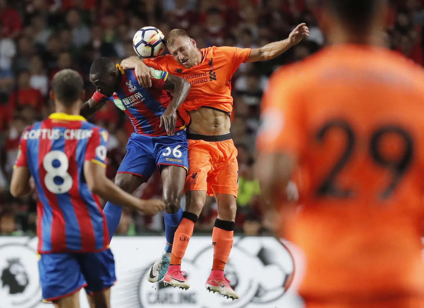Ragnar Klavan võitlemas palli pärast eilses kohtumises Crystal Palace'i ründaja Freddie Ladapoga.
