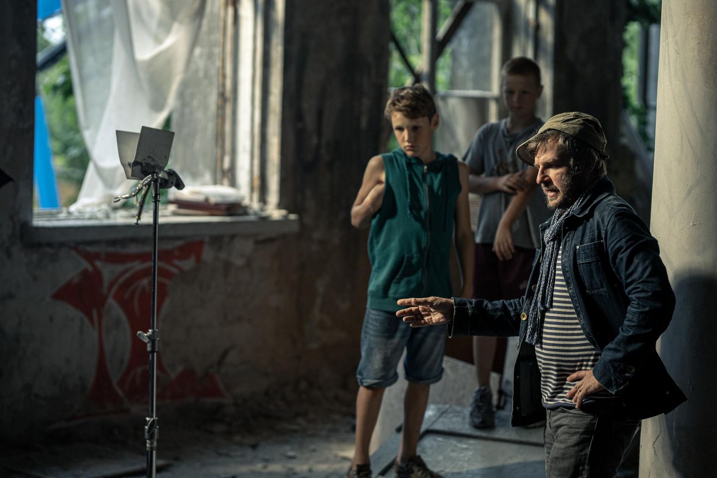 Režissöör Jaak Kilmi (paremal) uue mängufilmi, lastepõneviku «Tagurpidi torn» võtted algasid augusti algul.