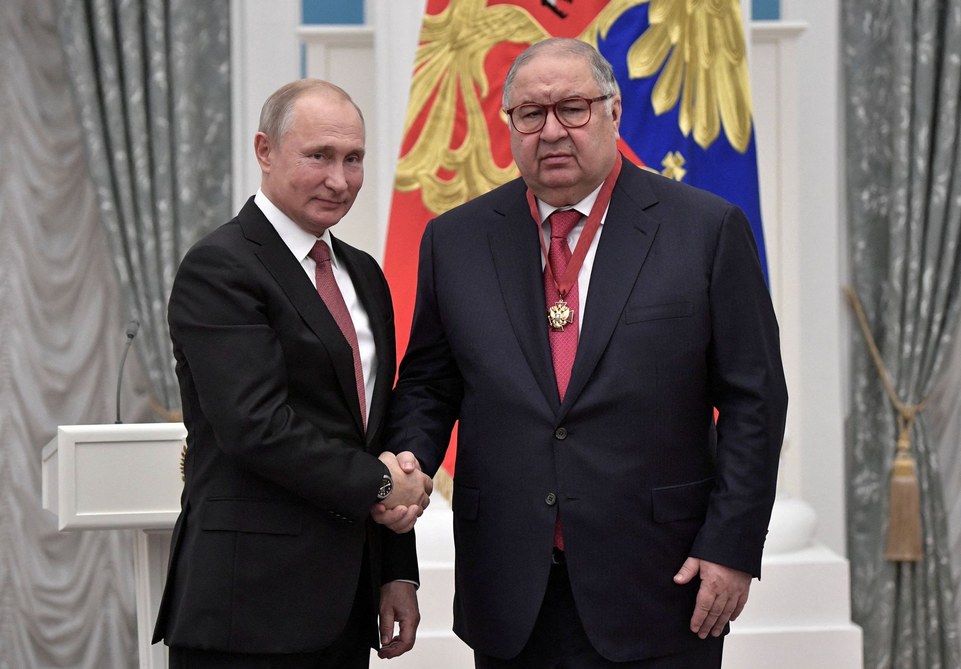 Президент России Владимир Путин и его давний соратник, российский миллиардер Алишер Усманов в ноябре 2018 года