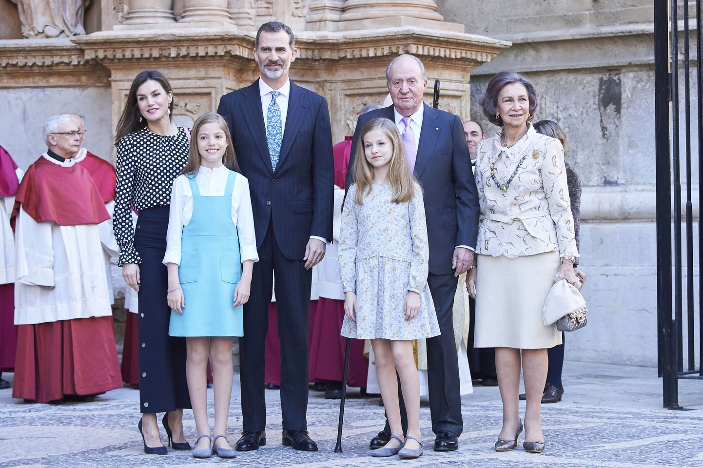 Hispaania kuningapere vasakult alates: kuninganna Letizia, printsess Leonor, kuningas Felipe VI, infanta Sofia, kuningas Juan Carlos I ja kuninganna Sofia