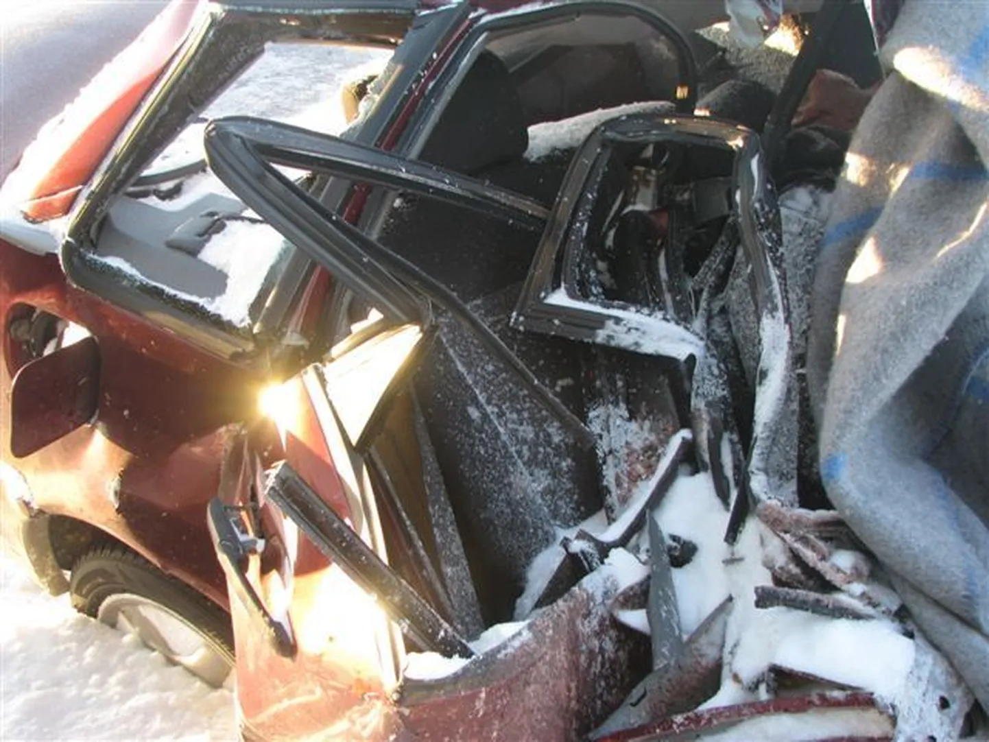 Jõgeva-Palamuse-Saare tee 3. kilomeetril hukkus  sõiduauto ja veoki kokkupõrkes kaks inimest.