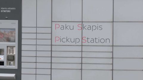 VIDEO ⟩ Sūtījumus nogādā citā, ne norādītajā pakomātā. Kāpēc kurjeri mēdz tā darīt?