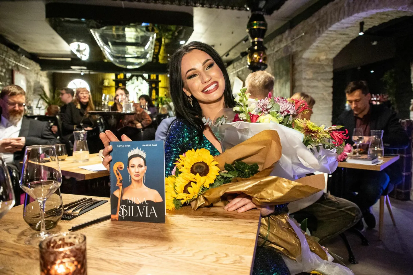 Silvia Ilves oma raamatu esitlusel. Raamatupoodide müügitabeleid vaadates pole sellest loodetud hitti veel sündinud.