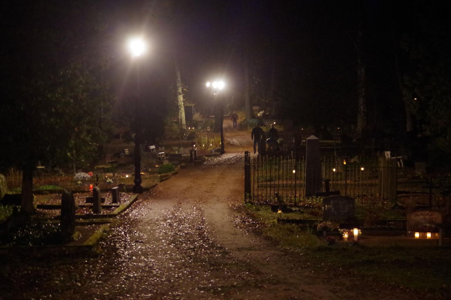 Hingedepäeva õhtul lülitati Urvaste kalmistul sisse valgustid, mis kuni südaööni surnuaial käijatele teed näitavad.