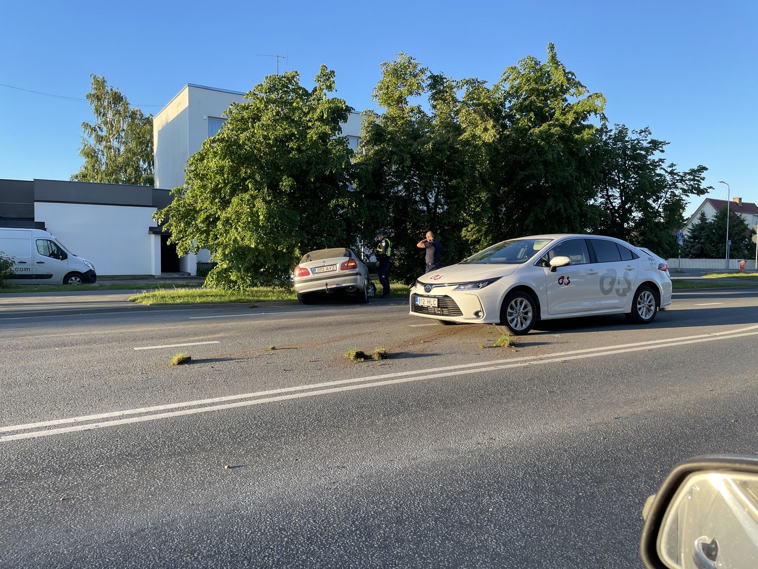 Auto sõitis teelt välja Kuressaares Tallinna 52 maja juures.