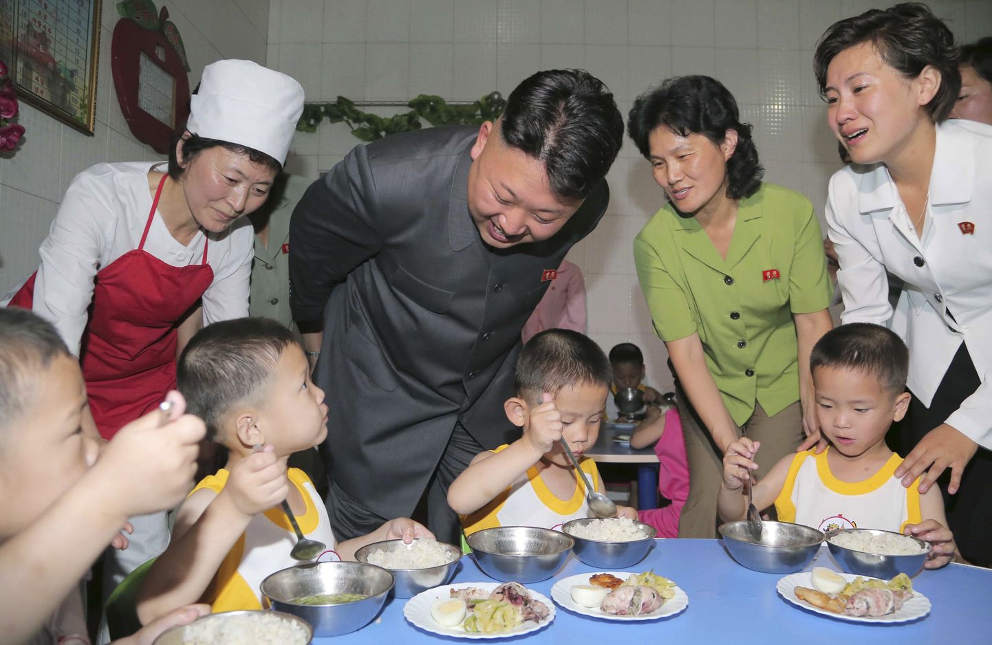 Põhja-Korea liider Kim Jong-un külastab Pyongyangi orbudekodu lapsi. Tõenäoliselt näevad need lapsed nõnda palju sööki vaid selle fotosessiooni ja külastuse tarbeks, ülejäänud ajal on nende toidulaud palju kesisem.