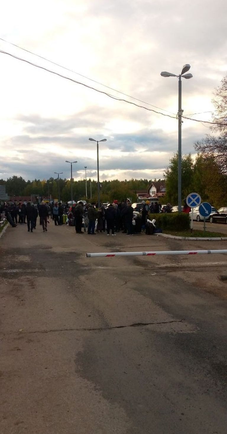 На пограничном переходе Койдула с российской стороны много людей ждут въезда в Эстонию.