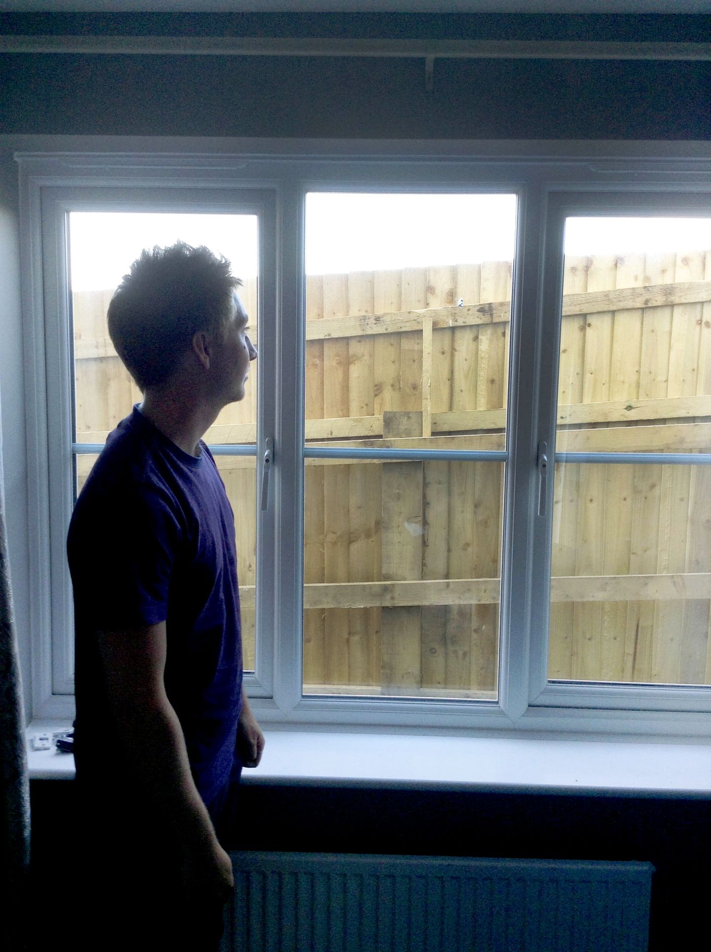 Thomas Entwistle oma kodu akna all.