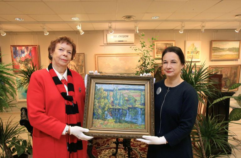 Тийя Карелсон (слева) и галерист Дайзи Кахур с картиной Конрада Мяги. 
