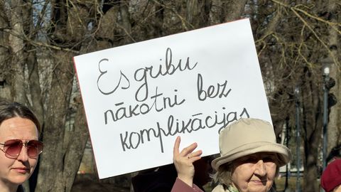 FOTO UN VIDEO ⟩ Piketā pieprasa 1. tipa diabēta pacientu steidzamu nodrošināšanu ar dzīvībai svarīgām tehnoloģijām