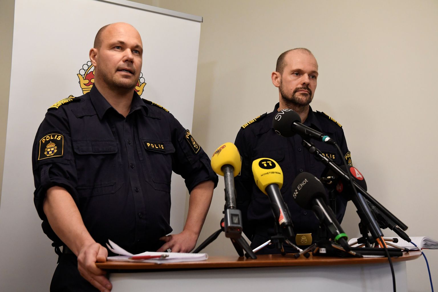Rootsi politseijuhid Ulf Johansson (vasakul) ja Patrik Ungsäter pressikonverentsil