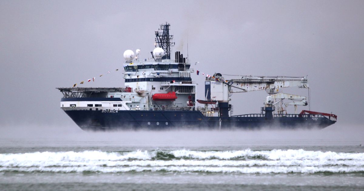 Jäämurdja läheb Kunda ja Sillamäe sadama juurde laevadele appi