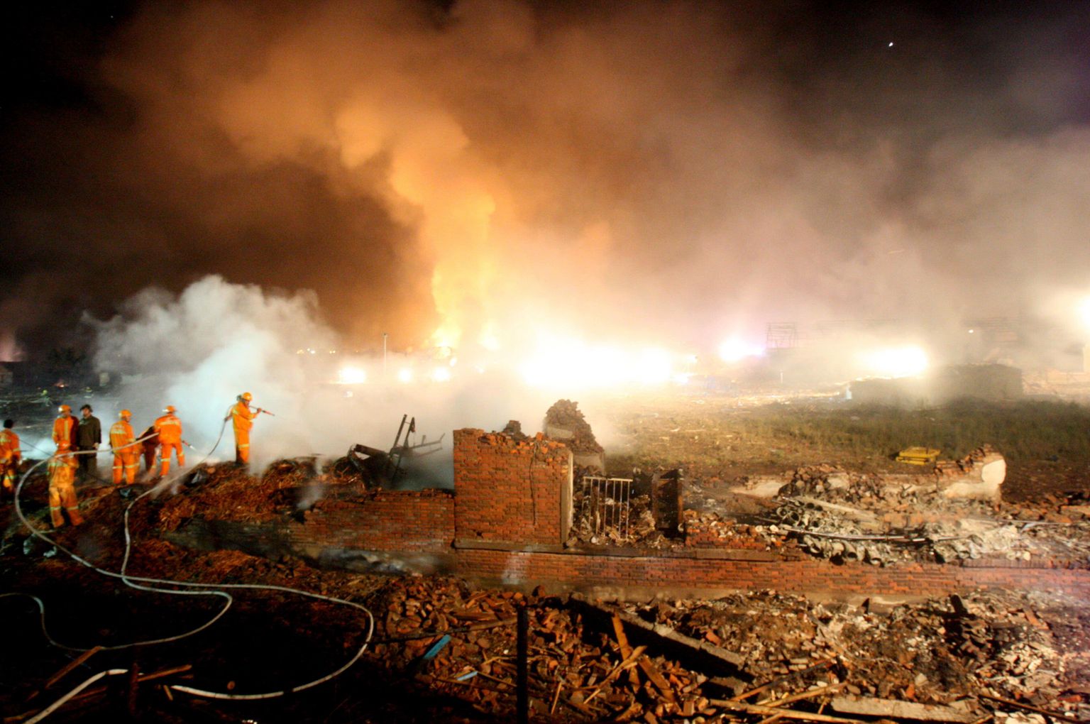 Tuletõrjujad kustutamas ilutulestikutehases toimunud plahvatuse tagajärgi Yichunis, Kirde-Hiinas asuvas Heilongjiangi provintis.