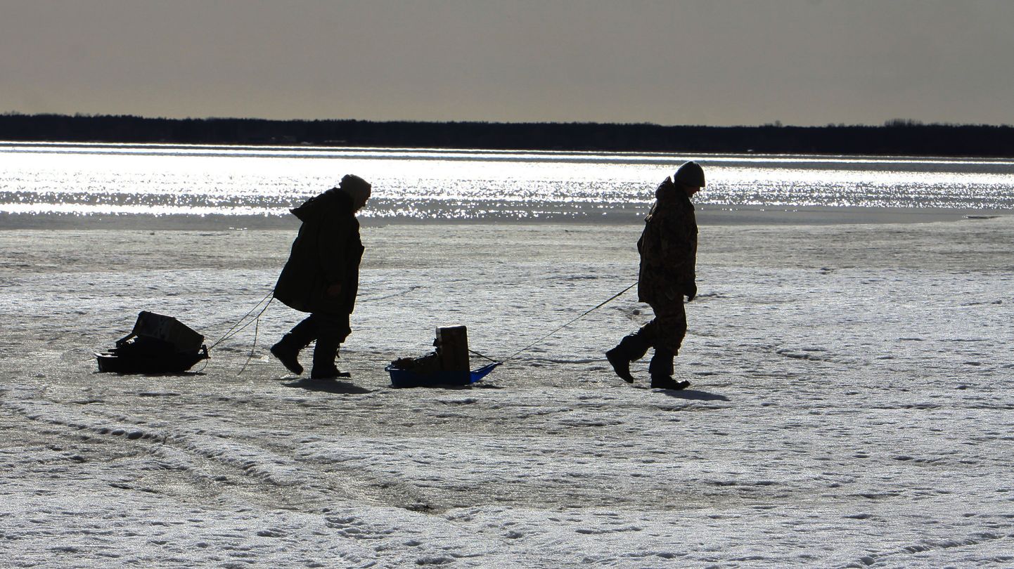 Kalamehed Pärnu lahe merejääl. Pilt on illustratiivne.