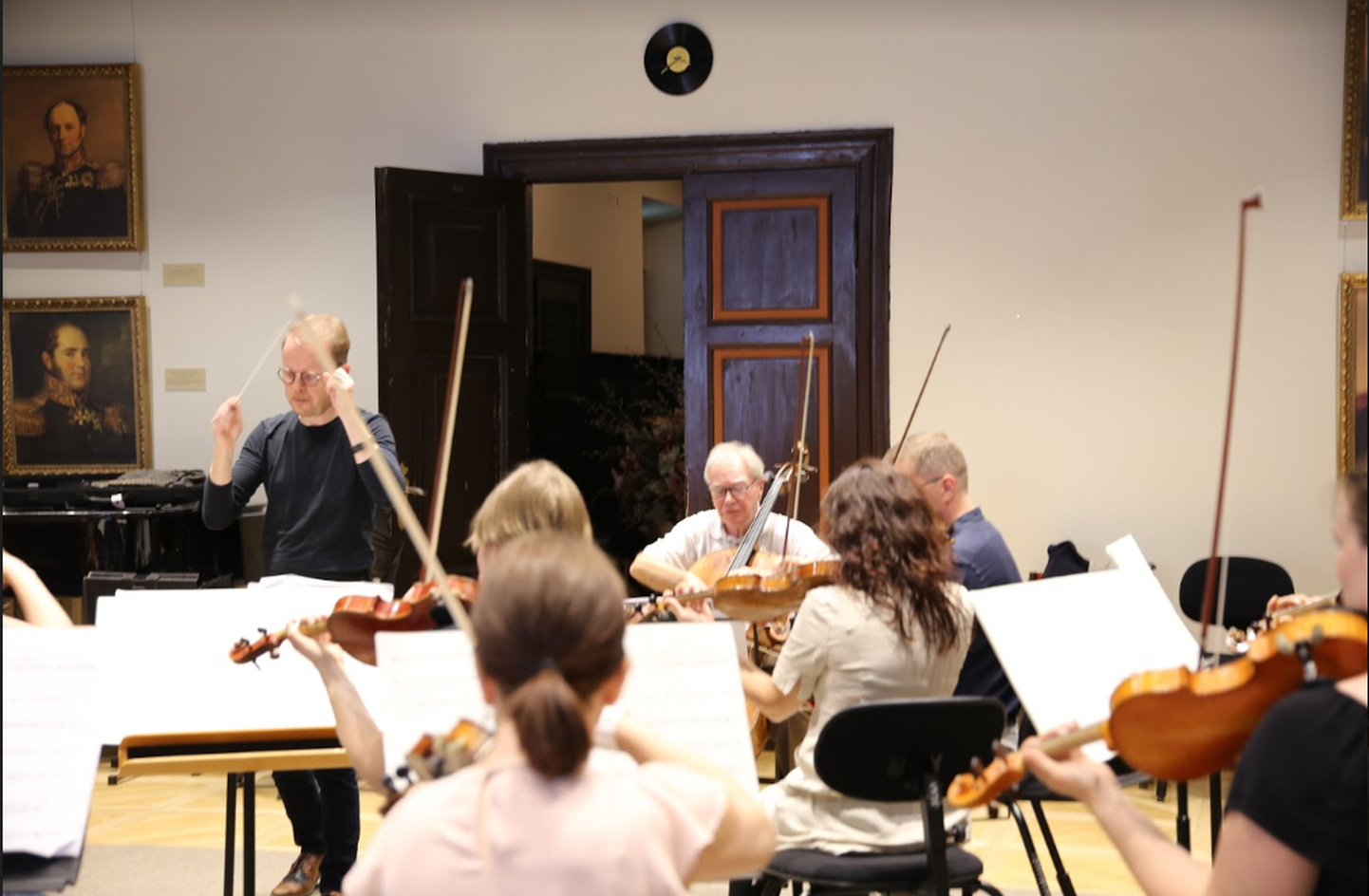 Jaakko Kuusisto, Arto Noras ja Tallinna Kammerorkester proovis.