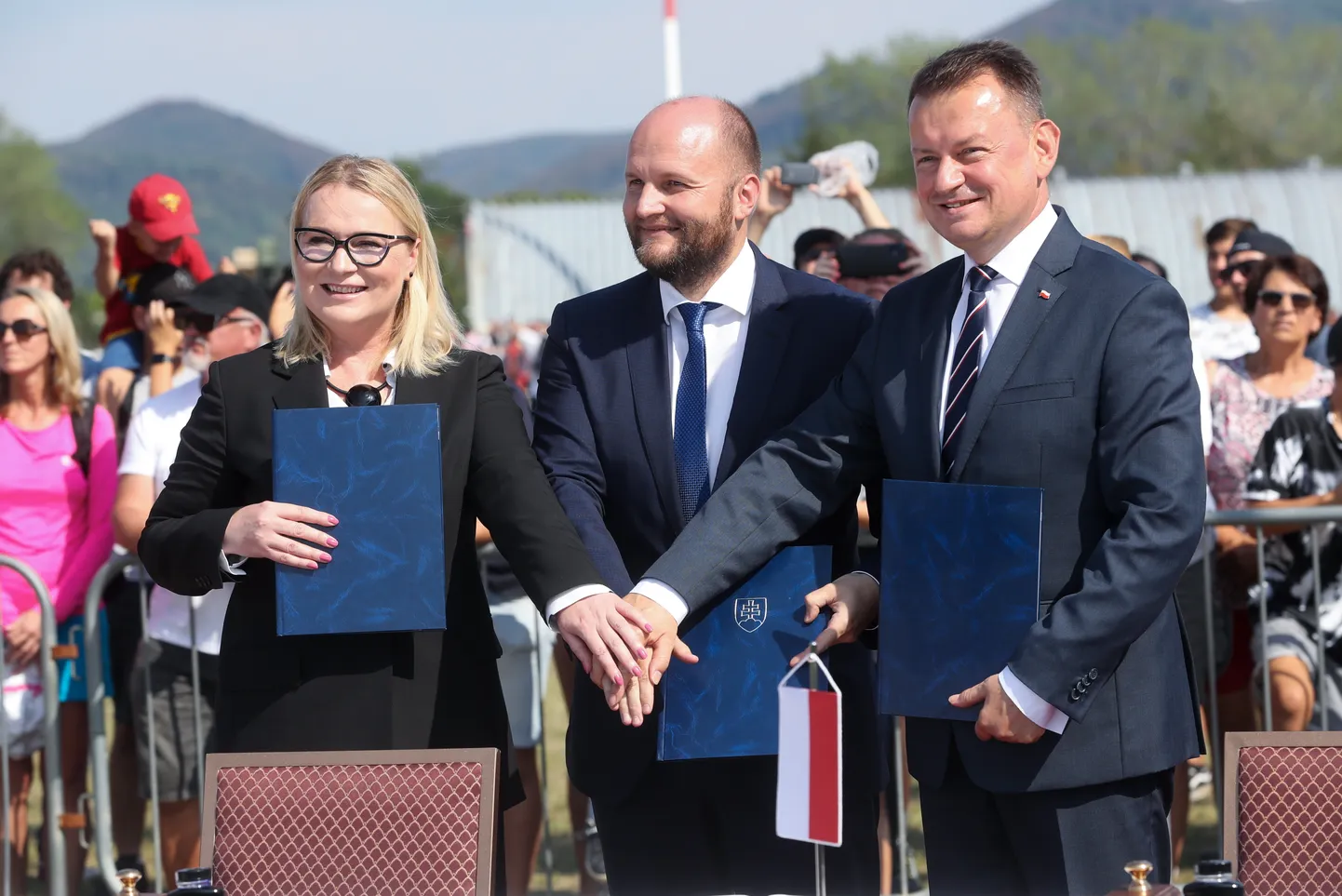 Tšehhi kaitseminister Jana Cernochova (vasakul), Slovakkia kaitseminister Jaroslav Nad (keskel) ja Poola kaitseminister Mariusz Blaszczak (paremal).