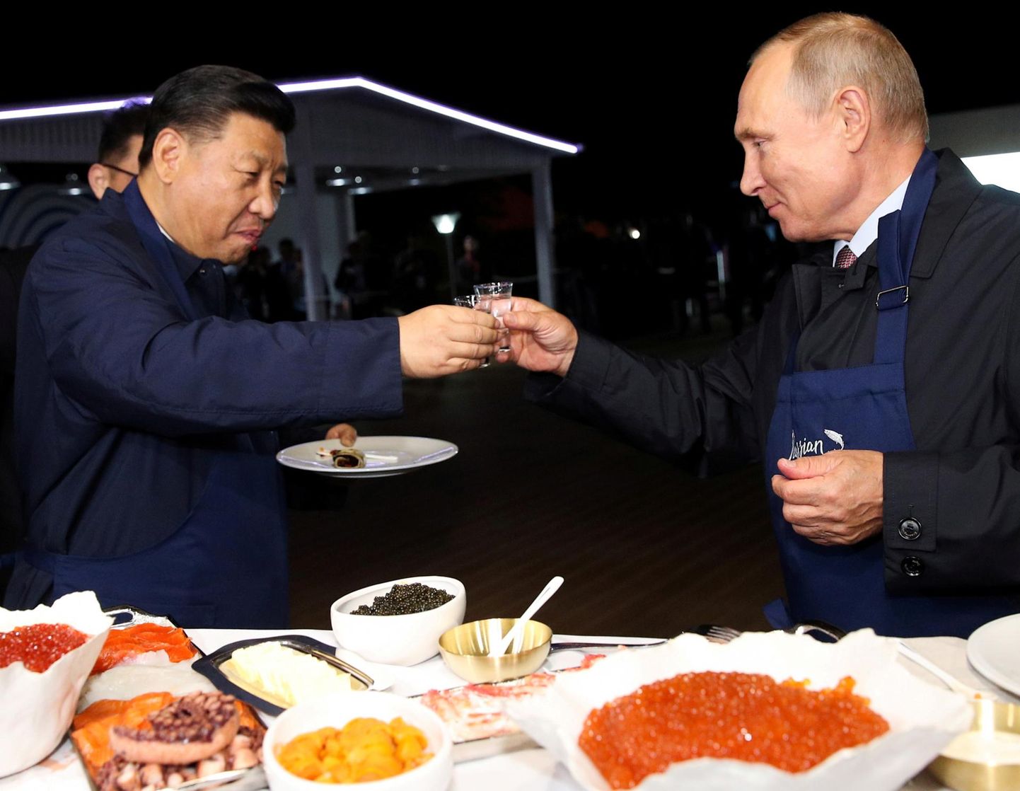 Xi Jingping ja Vladimir Putin Vladivostokis eduka koostöö terviseks kokku löömas. FOTO: Pool