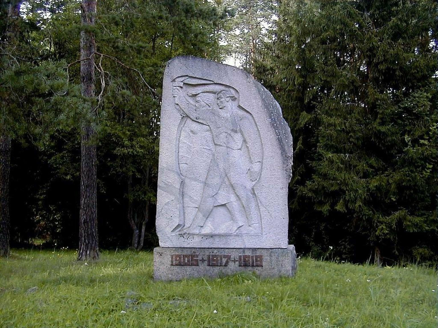 1905., 1917. ja 1919. aasta sündmustele pühendatud mälestuskivi Läti piirilinnas Valkas
