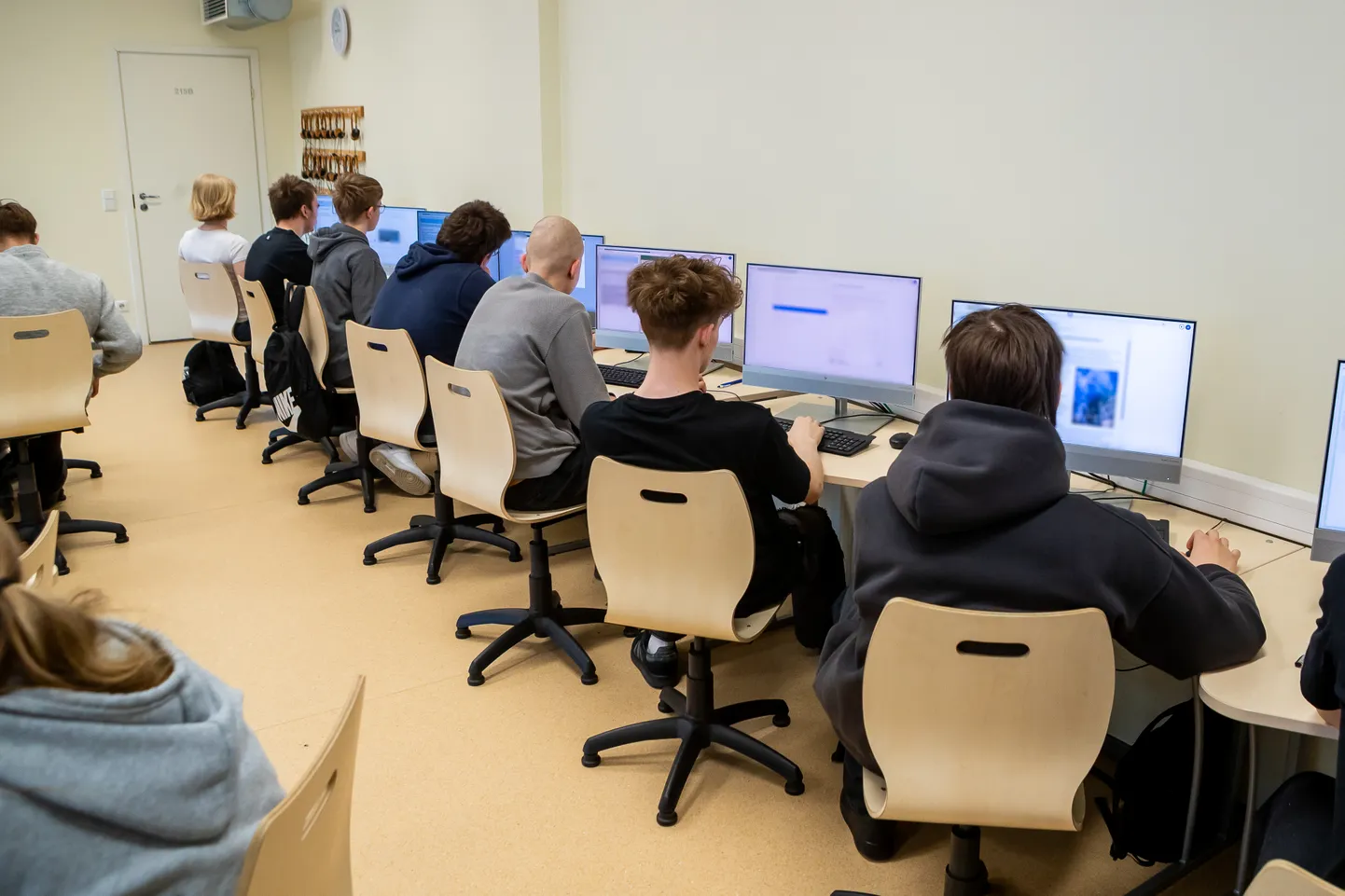 PANID END PROOVILE: Kuressaare Nooruse kooli õpilased täna PISA testi tegemas.