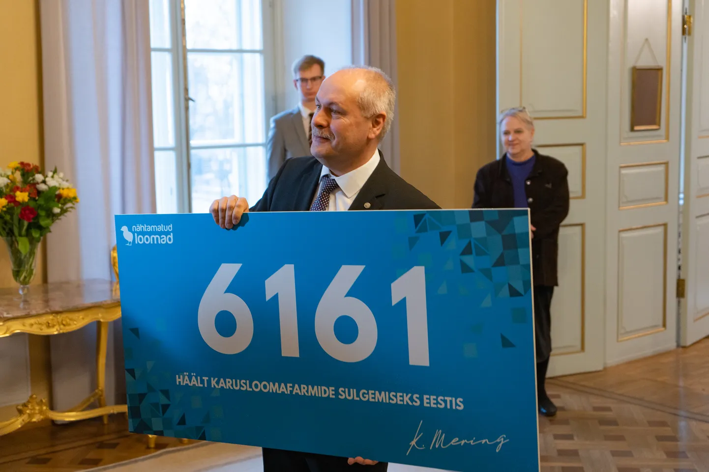 Riigikogu esimees Henn Põlluaas allkirju vastu võtmas