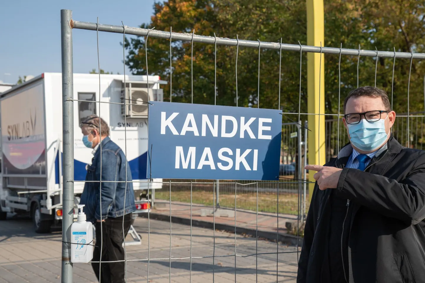 Eestis tuleb valitsuse korraldusega hakata avalikes ruumides ja ühistranspordis maski kandma, järgida taas 2 + 2 reeglit ning meelelahutuskohad tuleb keskööl sulgeda.