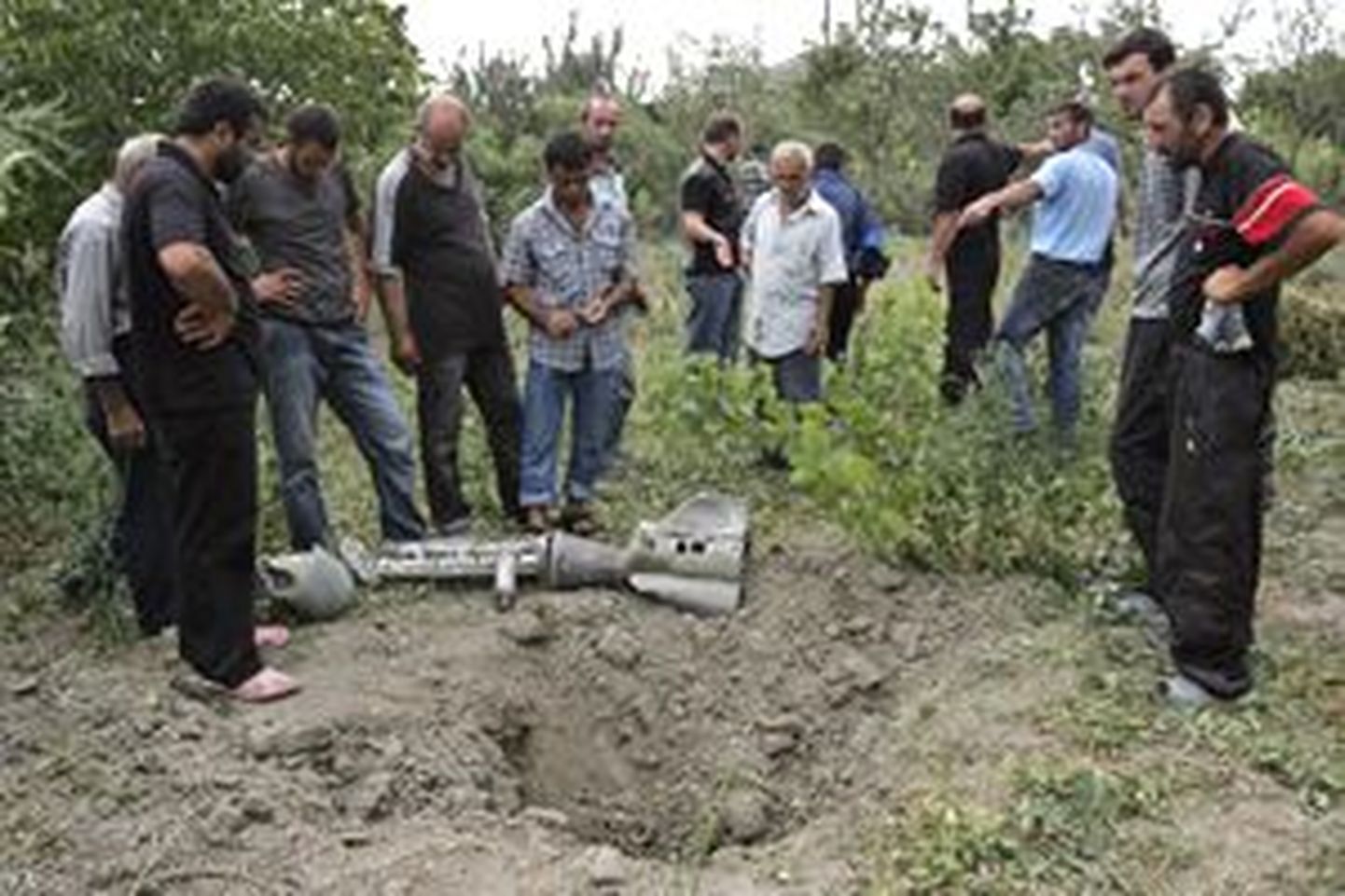 Lõuna-Osseetia lähedal asuva Ruisi küla elanikud uudistamas RBK-250 kassettpommi, mille kasutamist on kinnitanud ka Human Rights Watch.