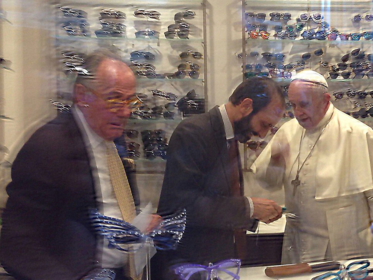 Paavst Francis ostab Rooma prillipoes prille