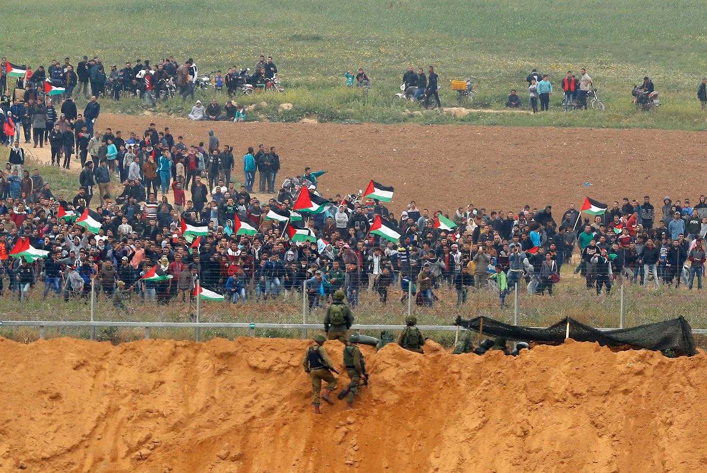 Piiritarale lähedale tulnud palestiinlaste ja seda valvanud Iisraeli sõdurite vahel puhkes kokkupõrge.