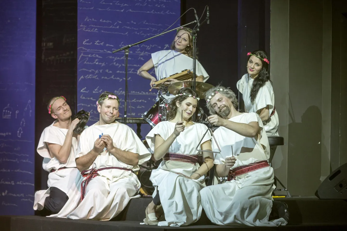 Hetk lavakavast «Osnap», fotol näitlejad Kaspar Velberg, Mart Toome, Kristiin Räägel, Andero Ermel, tagareas Sandra Uusberg ja Hele Kõrve.